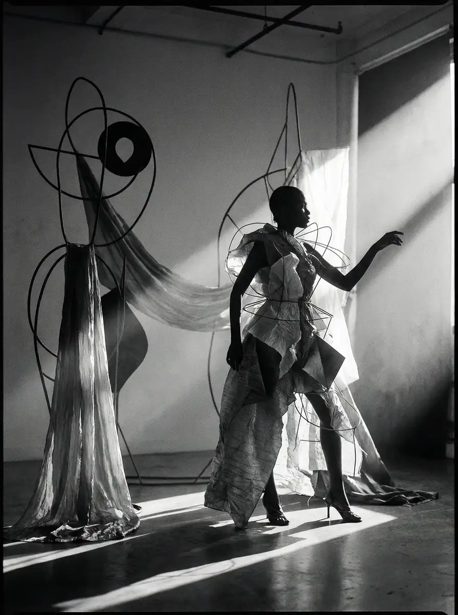 体育竟猜足球app 灵感橱窗 先锋艺术装置时装